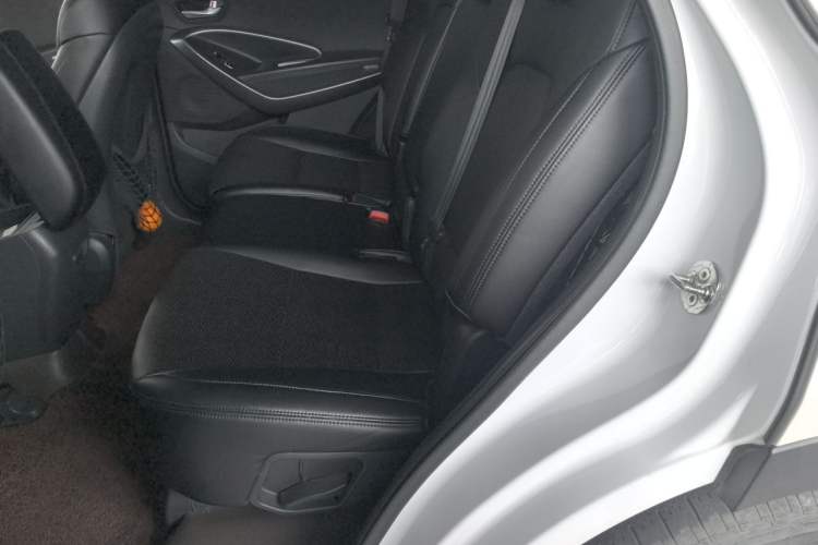 Used Hyundai Santa Fe 2013 Revised Version 2.4L Automatic All-Wheel Drive Luxury Trim Left Rear Seat