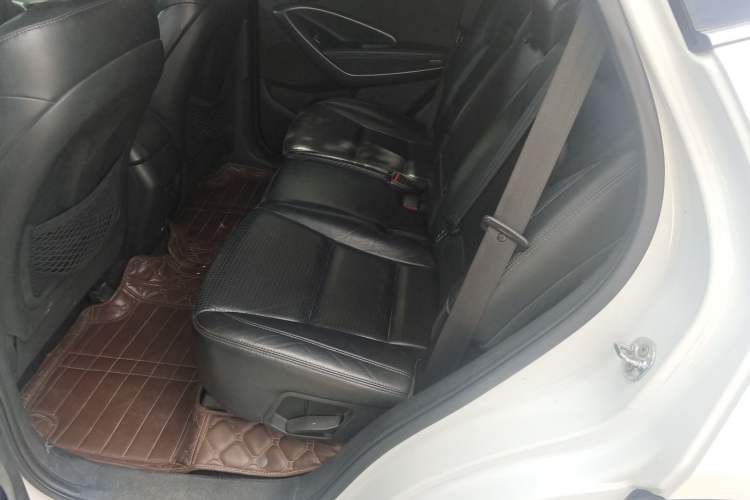 Used Hyundai Santa Fe 2013 2.4L Automatic Two-Wheel Drive Smart Version Left Rear Seat
