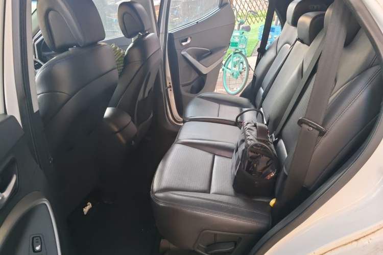 Used Hyundai Santa Fe 2013 2.4L Automatic 4x4 Prestige Edition Left Rear Seat
