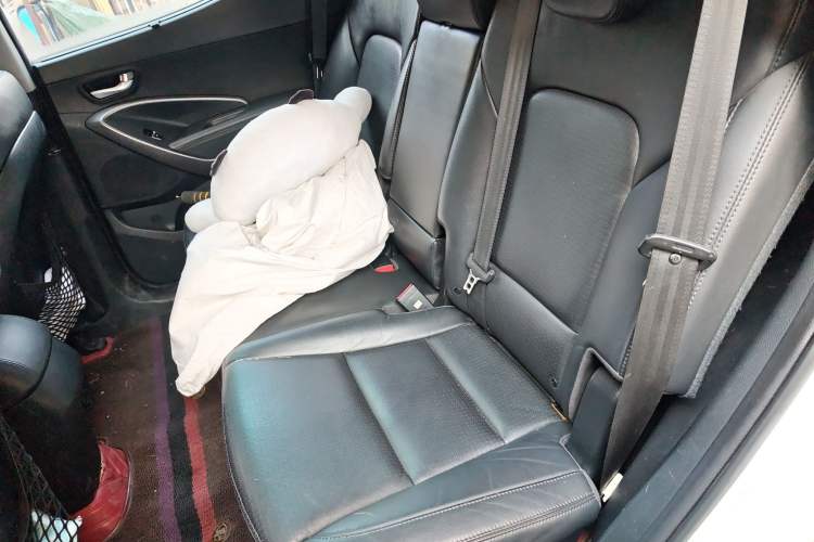 Used Hyundai Santa Fe 2013 2.4L Automatic Two-Wheel Drive Smart Version Left Rear Seat