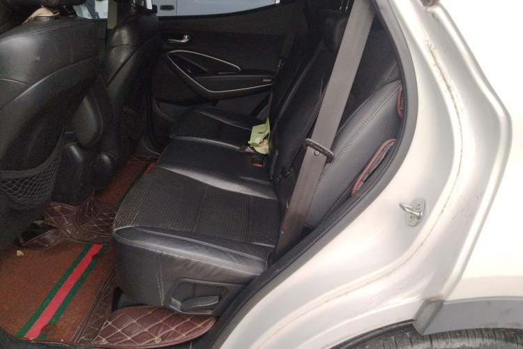 Used Hyundai Santa Fe 2013 2.4L Automatic Two-Wheel Drive Smart Version Left Rear Seat
