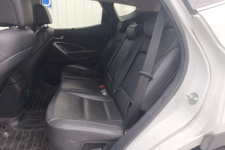 Used Hyundai Santa Fe 2013 2.4L Automatic Two-Wheel Drive Smart Version Left Rear Seat