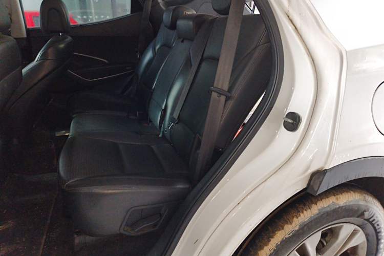 Used Hyundai Santa Fe 2013 2.4L Automatic 4x4 Smart Version Left Rear Seat