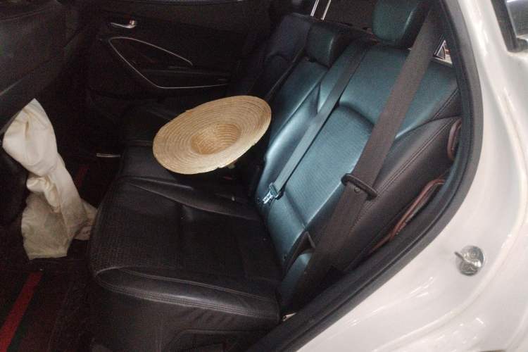Used Hyundai Santa Fe 2013 2.4L Automatic Two-Wheel Drive Smart Version Left Rear Seat