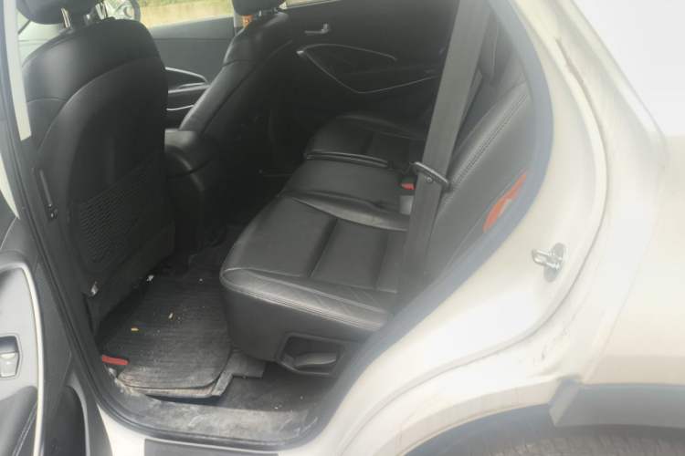 Used Hyundai Santa Fe 2013 2.4L Automatic Two-Wheel Drive Smart Version Left Rear Seat