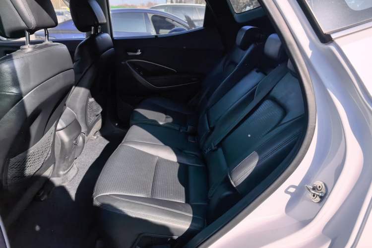 Used Hyundai Santa Fe 2013 2.0T Automatic All-Wheel Drive Prestige Version Left Rear Seat