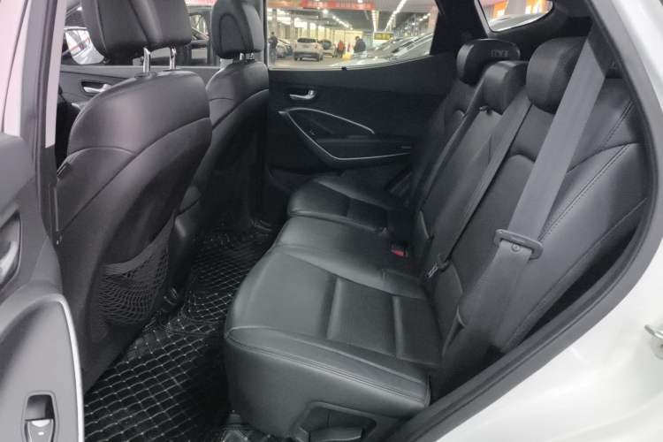 Used Hyundai Santa Fe 2013 2.4L Automatic Two-Wheel Drive Smart Version Left Rear Seat