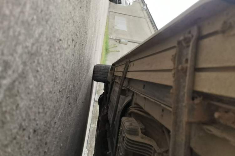 Used Hyundai Santa Fe 2013 2.4L Automatic Two-Wheel Drive Smart Version Left Side Sill