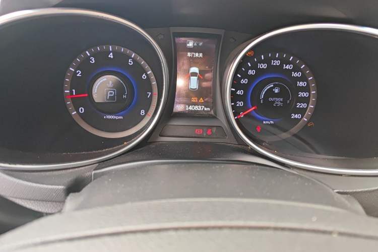 Used Hyundai Santa Fe 2013 2.4L Automatic 2WD Comfort Edition Odometer Close Up