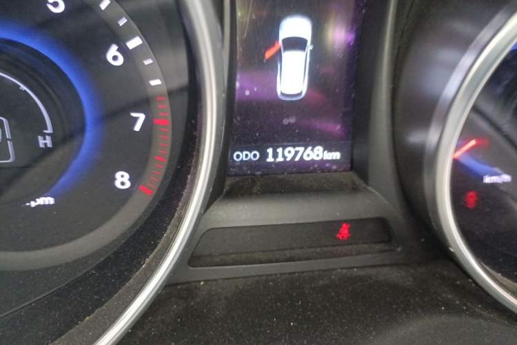 Used Hyundai Santa Fe 2013 2.4L Automatic 4x4 Prestige Edition Odometer Close Up