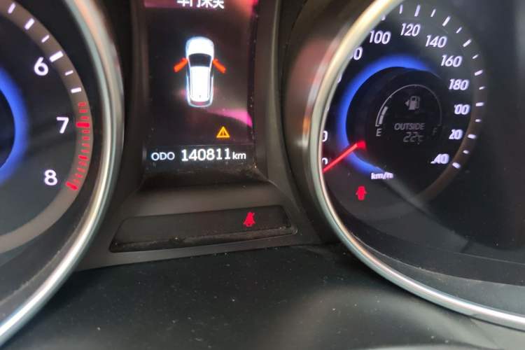 Used Hyundai Santa Fe 2013 Revised Version 2.4L Automatic All-Wheel Drive Luxury Trim Odometer Close Up