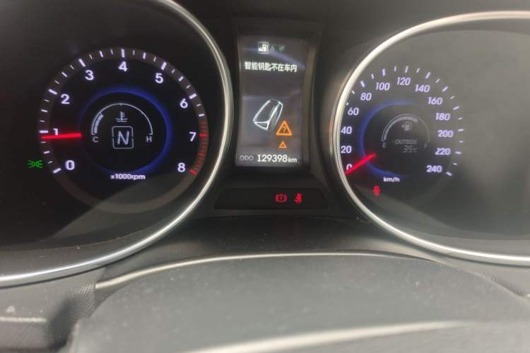 Used Hyundai Santa Fe 2013 2.4L Automatic Two-Wheel Drive Smart Version Odometer Close Up