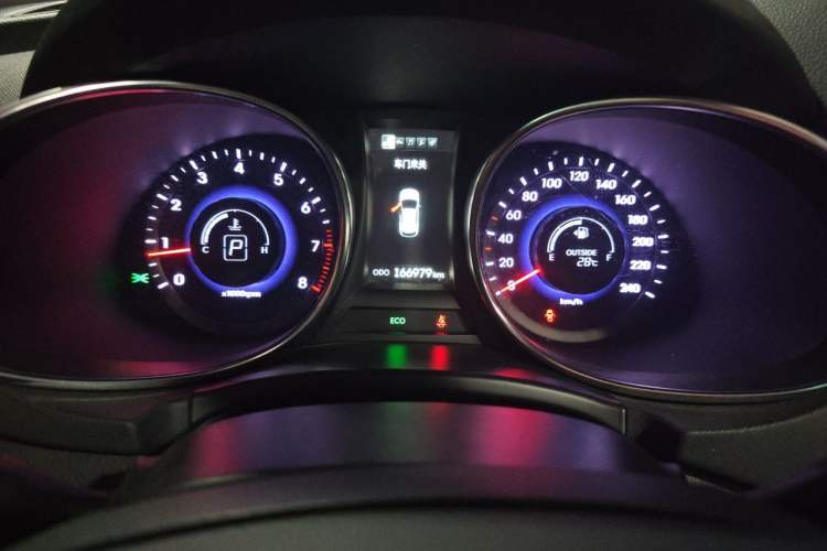 Used Hyundai Santa Fe 2013 2.0T Automatic All-Wheel Drive Top Trim Odometer Close Up