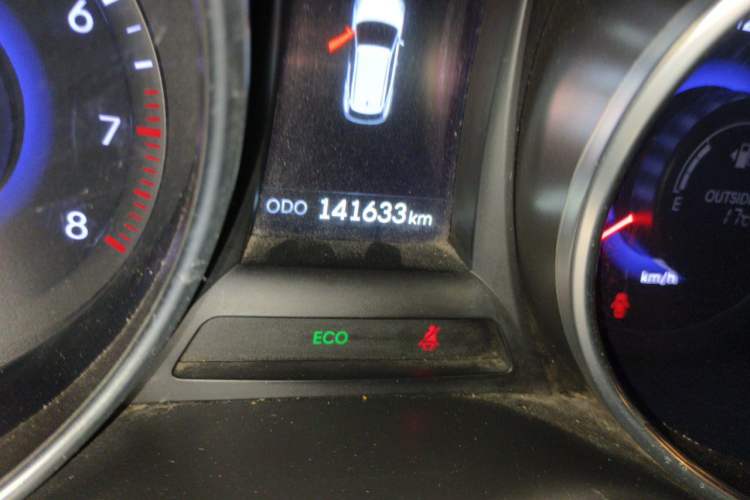 Used Hyundai Santa Fe 2013 2.4L Automatic 4x4 Prestige Edition Odometer Close Up