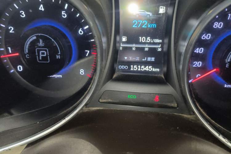 Used Hyundai Santa Fe 2013 2.4L Automatic Two-Wheel Drive Smart Version Odometer Close Up