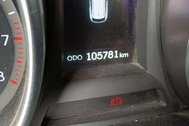 Used Hyundai Santa Fe 2013 2.4L Automatic Two-Wheel Drive Smart Version Odometer Close Up