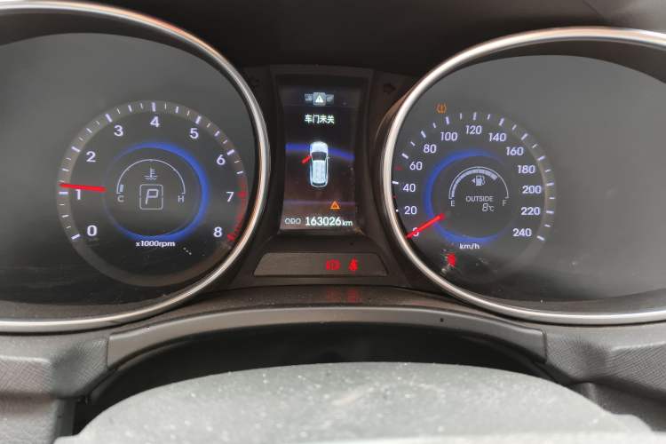 Used Hyundai Santa Fe 2013 2.4L Automatic 4x4 Prestige Edition Odometer Close Up