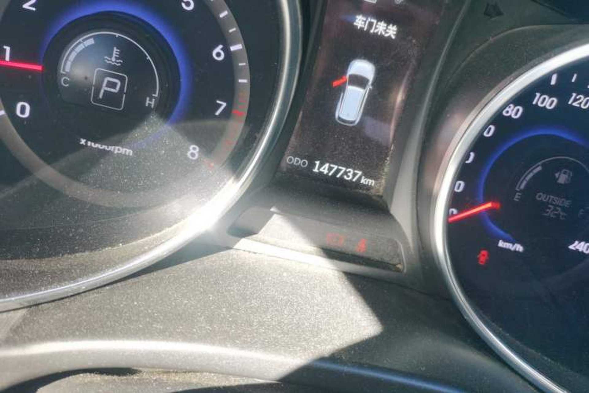 Used Hyundai Santa Fe 2013 2.4L Automatic 4x4 Prestige Edition Odometer Close Up