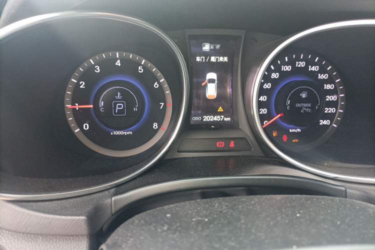 Used Hyundai Santa Fe 2013 2.4L Automatic Two-Wheel Drive Smart Version Odometer Close Up