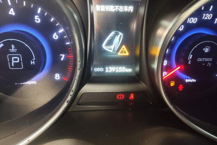 Used Hyundai Santa Fe 2013 2.4L Automatic 4x4 Prestige Edition Odometer Close Up