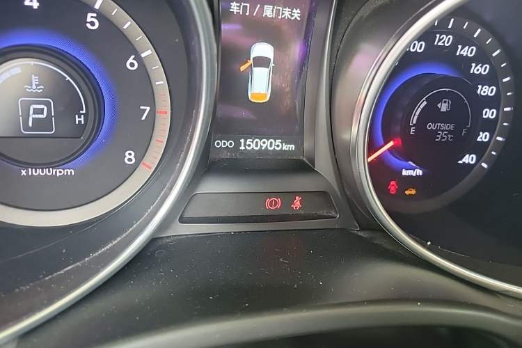 Used Hyundai Santa Fe 2013 2.4L Automatic Two-Wheel Drive Smart Version Odometer Close Up
