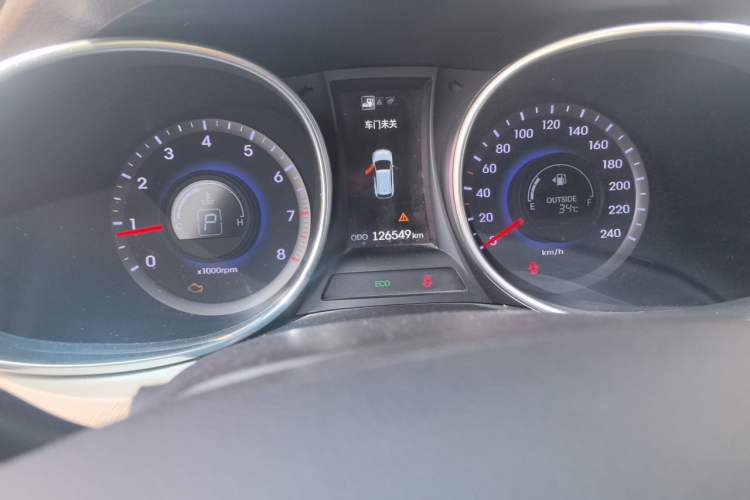 Used Hyundai Santa Fe 2013 2.4L Automatic Two-Wheel Drive Smart Version Odometer Close Up