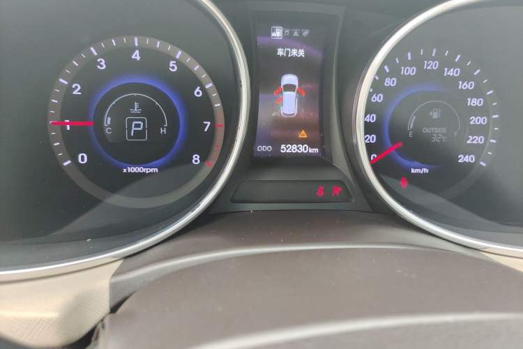 Used Hyundai Santa Fe 2013 2.4L Automatic Two-Wheel Drive Smart Version Odometer Close Up