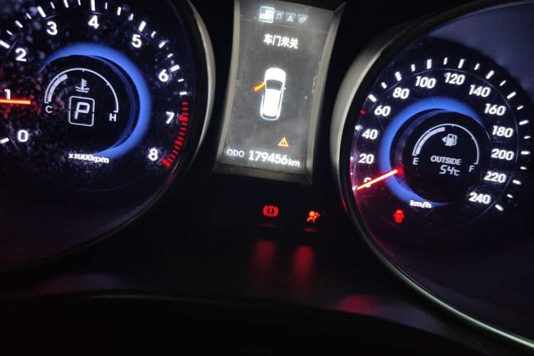 Used Hyundai Santa Fe 2013 2.4L Automatic Two-Wheel Drive Smart Version Odometer Close Up