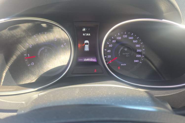 Used Hyundai Santa Fe 2013 2.0T Automatic All-Wheel Drive Prestige Version Odometer Close Up