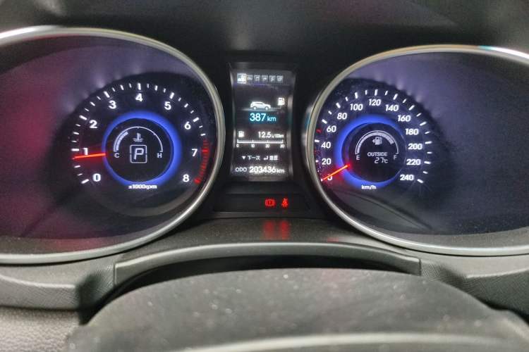 Used Hyundai Santa Fe 2013 2.0T Automatic All-Wheel Drive Top Trim Odometer Close Up