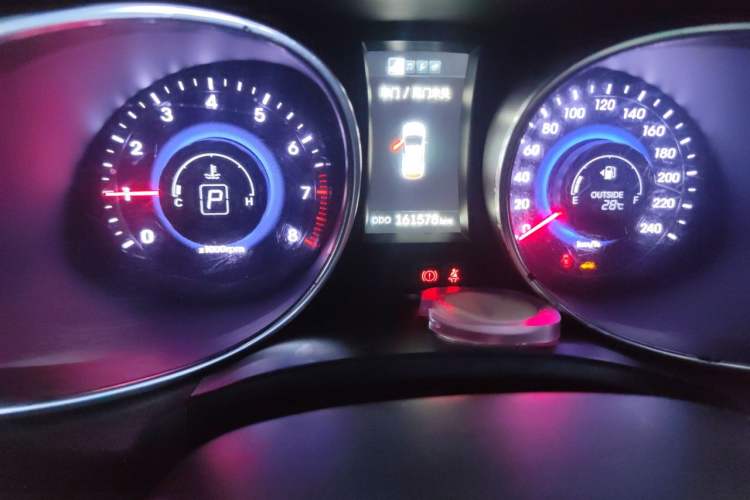 Used Hyundai Santa Fe 2013 2.4L Automatic Two-Wheel Drive Smart Version Odometer Close Up