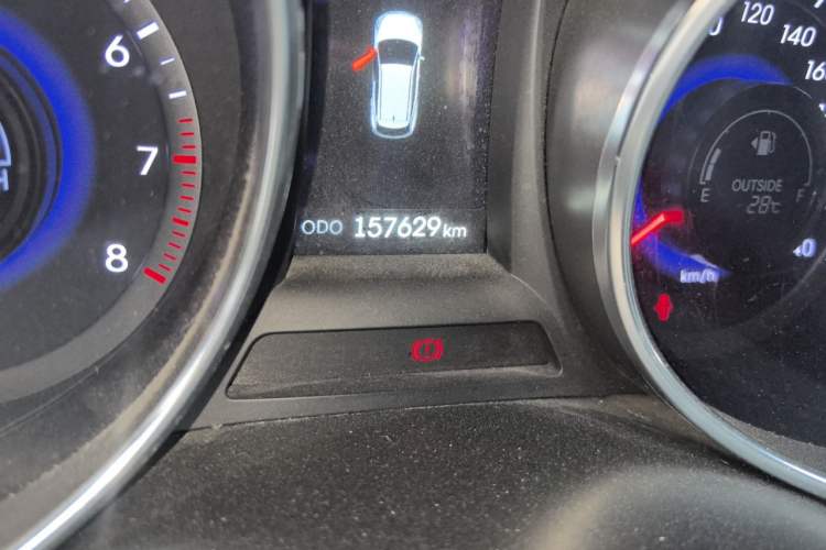 Used Hyundai Santa Fe 2013 2.4L Automatic 4x4 Smart Version Odometer Close Up