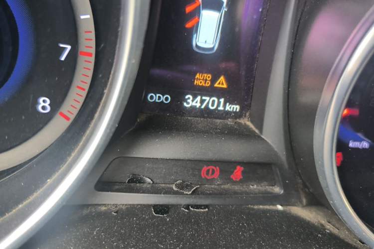 Used Hyundai Santa Fe 2013 2.4L Automatic 4x4 Comfort Edition Odometer Close Up