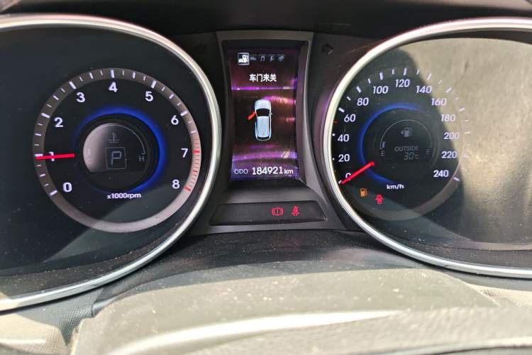 Used Hyundai Santa Fe 2013 2.0T Automatic All-Wheel Drive Top Trim Odometer Close Up