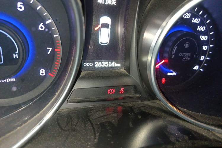 Used Hyundai Santa Fe 2013 2.0T Automatic All-Wheel Drive Top Trim Odometer Close Up