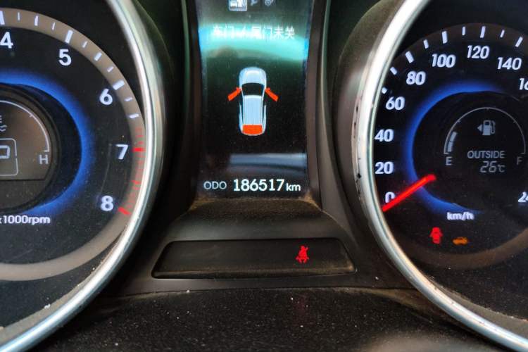 Used Hyundai Santa Fe 2013 2.4L Automatic Two-Wheel Drive Smart Version Odometer Close Up