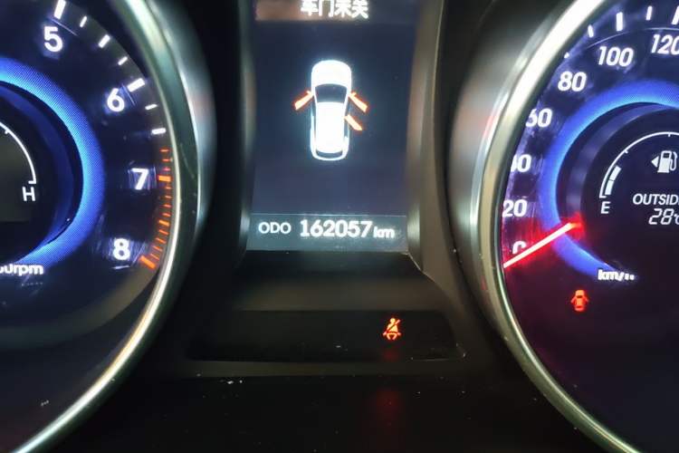 Used Hyundai Santa Fe 2013 2.4L Automatic 4x4 Prestige Edition Odometer Close Up