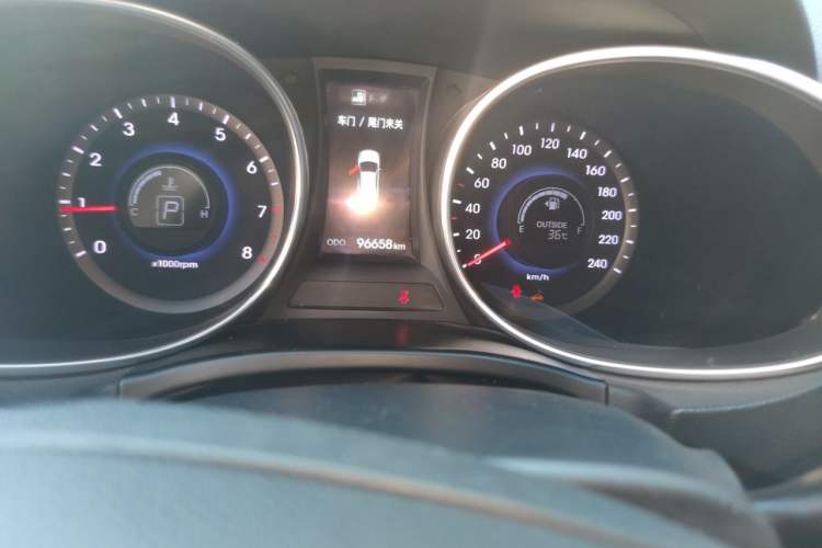 Used Hyundai Santa Fe 2013 2.4L Automatic Two-Wheel Drive Smart Version Odometer Close Up