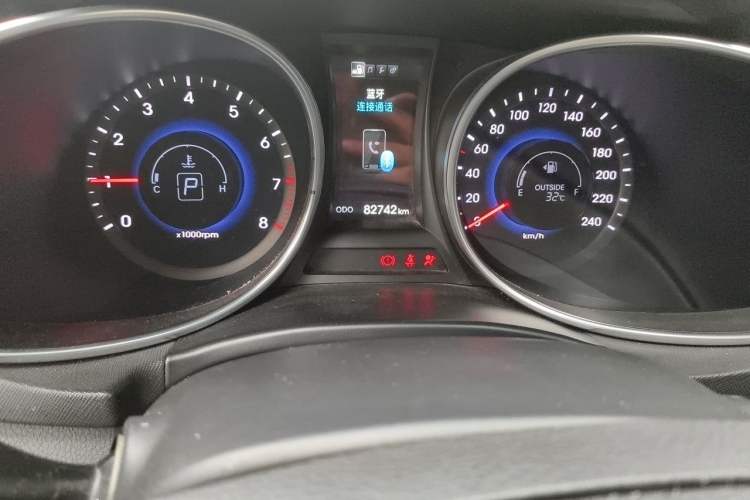 Used Hyundai Santa Fe 2013 2.4L Automatic Two-Wheel Drive Smart Version Odometer Close Up