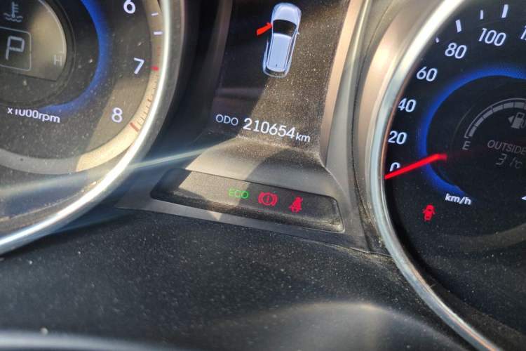 Used Hyundai Santa Fe 2013 2.4L Automatic 4x4 Comfort Edition Odometer Close Up