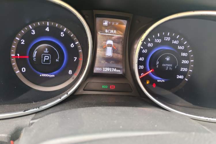 Used Hyundai Santa Fe 2013 2.4L Automatic 2WD Comfort Edition Odometer Close Up