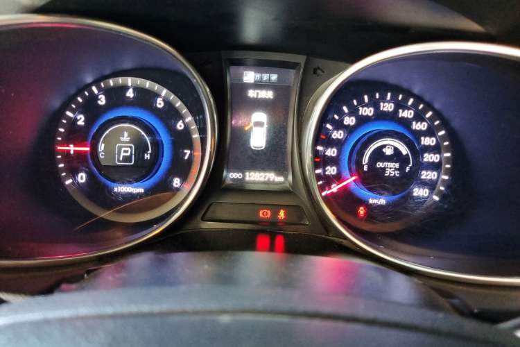 Used Hyundai Santa Fe 2013 2.4L Automatic Two-Wheel Drive Smart Version Odometer Close Up