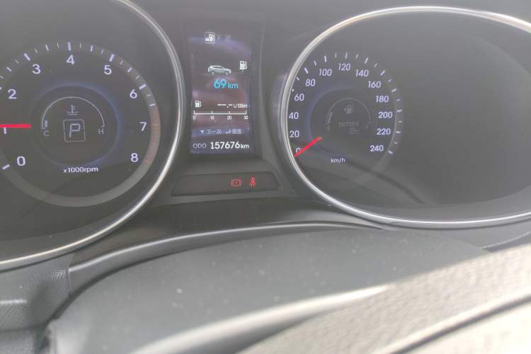 Used Hyundai Santa Fe 2013 2.4L Automatic Two-Wheel Drive Smart Version Odometer Close Up