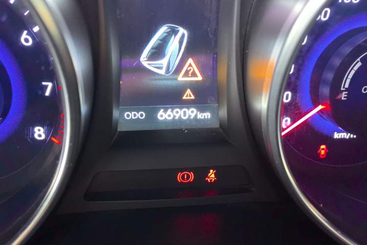 Used Hyundai Santa Fe 2013 2.4L Automatic 4x4 Smart Version Odometer Close Up