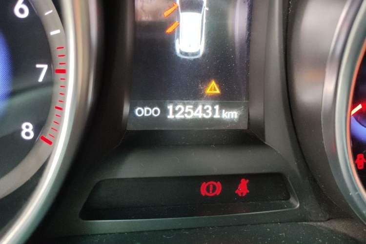 Used Hyundai Santa Fe 2013 2.4L Automatic 2WD Comfort Edition Odometer Close Up