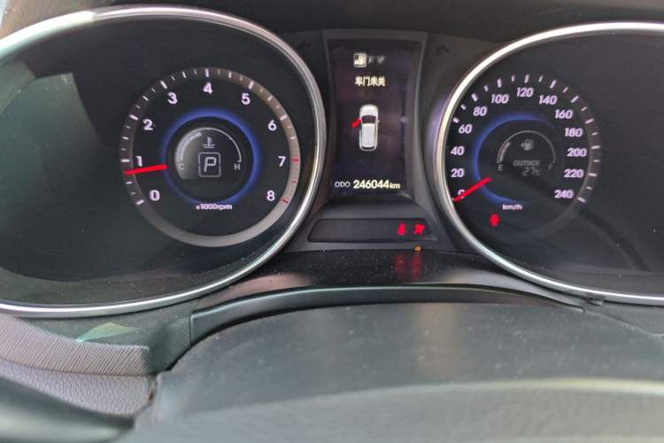 Used Hyundai Santa Fe 2013 2.4L Automatic Two-Wheel Drive Smart Version Odometer Close Up
