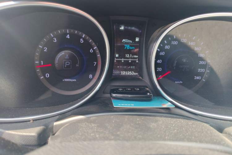 Used Hyundai Santa Fe 2013 2.4L Automatic Two-Wheel Drive Smart Version Odometer Close Up