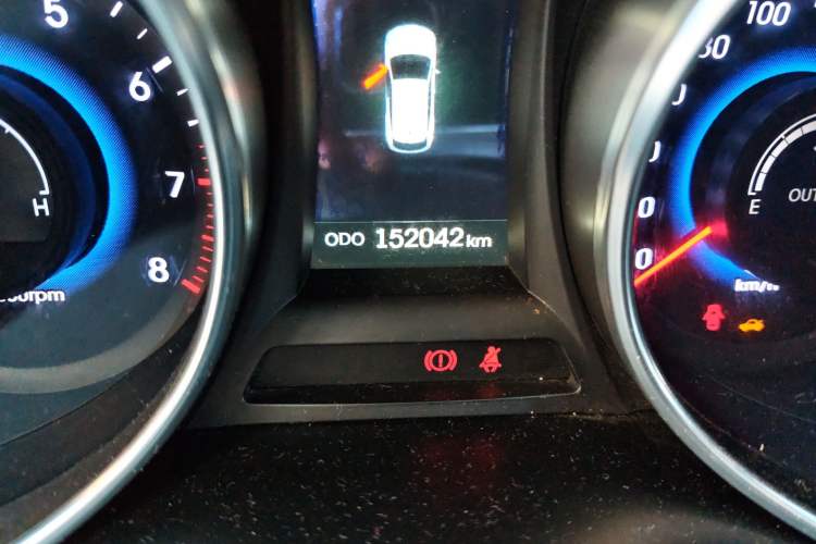 Used Hyundai Santa Fe 2013 2.4L Automatic Two-Wheel Drive Smart Version Odometer Close Up
