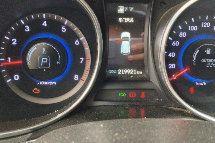 Used Hyundai Santa Fe 2013 2.4L Automatic 2WD Comfort Edition Odometer Close Up