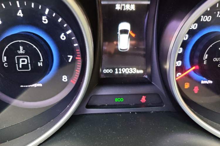 Used Hyundai Santa Fe 2013 2.4L Automatic 2WD Comfort Edition Odometer Close Up